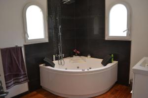 Villas Villa Grasse vue mer exceptionnelle 8P piscine interieure : photos des chambres