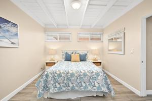 2 Bedroom Upstairs Apt 1 block from the beach!