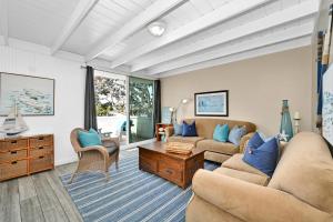 2 Bedroom Upstairs Apt 1 block from the beach!