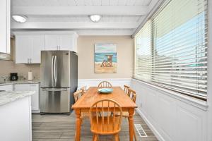 2 Bedroom Upstairs Apt 1 block from the beach!
