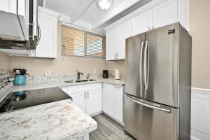 2 Bedroom Upstairs Apt 1 block from the beach!