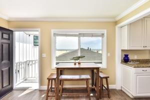 Oceanfront Back Home with View of the Sea