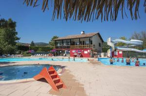 Maisons de vacances Bungalow de 2 chambres avec piscine partagee et terrasse a Condrieu : photos des chambres