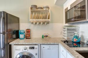 Balcony and Gulf Views Galveston Condo Near Beach