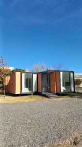 Cubil Naranja. Casa conteiner 2 dormitorios
