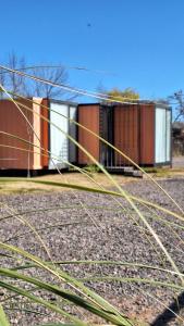 Cubil Naranja. Casa conteiner 2 dormitorios