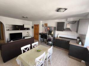 AR Home - Apartamento de 3 dormitorios con ascensor en Las Huesas, Telde