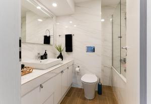 Sandra - Park-View Apt with Balcony & Parking