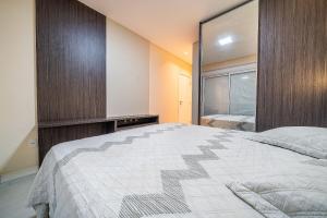 197 - Apto 03 dormitórios 50m da Praia de Mariscal