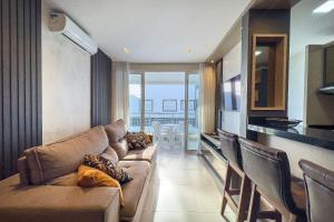 197 - Apto 03 dormitórios 50m da Praia de Mariscal