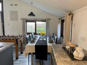 Cosy 3 Bed Lodge in Hoburne, Cotswolds