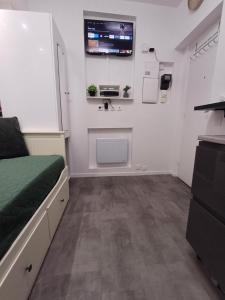 Bright small studio Paris Saint Ouen