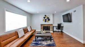 H&H Modern Lux 4BD 1 King Suite 3 Queen SoCal Disney