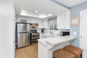 2 Bed 2 Bath Jacuzzi Home with Parking on 51st St