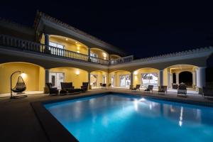 Casa Ferrel - Luxury 9 Bedroom Villa with Indoor & Outdoor Pools
