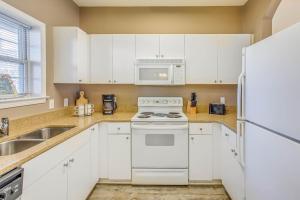 Swim, Golf and Unwind Barefoot Resort Condo