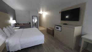 King Room with Roll-In Shower - Mobility Accessible room in Best Western West Valley Inn