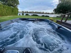 Edgewater Paradise HotTub Private Dock & Game Room - 里茨维尔