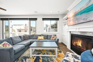 Upscale Home with Rooftop Deck, Jacuzzi, & Firepit