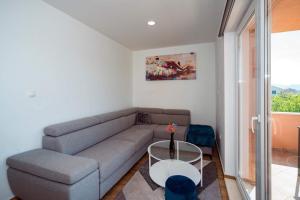 Apartments with parking space Kastel Sucurac, Kastela - 22451