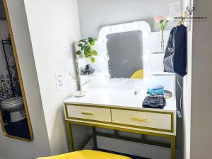 The Moose #12 - Brand New Modern Luxe Loft with Free Parking, King Bed & Fast WiFi