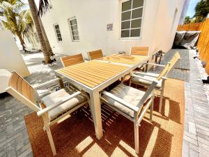 30 GUESTS LUXURY SOUTH BEACH SUITES w ROOFTOP