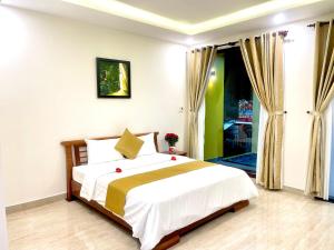 Phòng Deluxe giường đôi Có ban công (Deluxe Double Balcony Room)