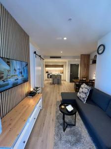 Modern City View 2BdRoom for Six