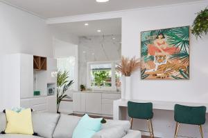 The Queenslander! Complete Entertainer - Huge - Stylish - Games - Full Level Pool Room - Smokehouse - Secure Parking - Yard #NEW!