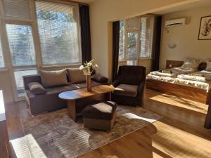 King Studio with Sofa Bed room in Hotel Touristic Home Kailaka