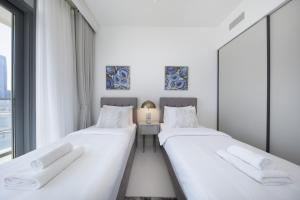 2BR Emaar Beachfront with Full Sea & Skyline Views