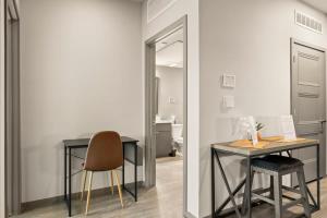 Stunning Westgate CozySuites by stadium with pool 12