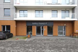 9th Floor Green and Grey Apartment in Gdańsk Brzeźno with Two Bedrooms and Parking by Noclegi Renters