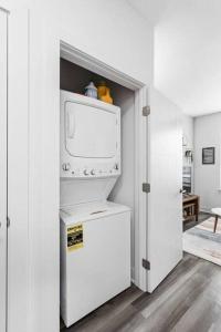 Mid-Century Modern Studio CozySuites Downtown