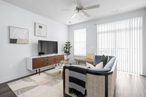 CozySuites Nora 2BR next to Whole Foods