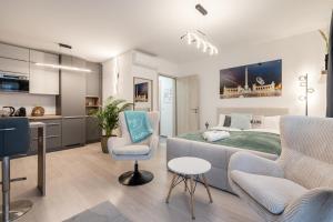 Heroes Square Apartment