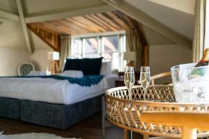 Deluxe Junior Suite room in Crab & Boar