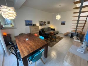 4 Guests: River & Garden Charm