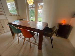 4 Guests: River & Garden Charm