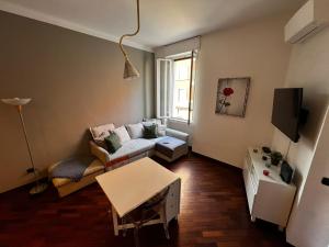 Guzzo B - Elegant Flat with Balcony at Bolivar M4 Metro
