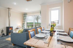 RURAL RETREAT WALES Indoor Hot Tub, Log Fire, Starry Skies, Woodland Walks