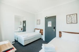 Standard Twin Room with Shared Bathroom room in Australian Sunrise Lodge