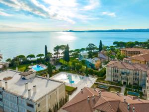 Lovely Fasanella 54: pool & lake