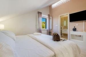 Villa Joy - 40 m2 heated pool, 35 000 m2 of land