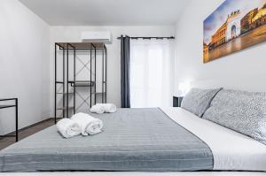 GuestHost - Palazzo dei Normanni & Ballarò Roomy Modern Apt x9