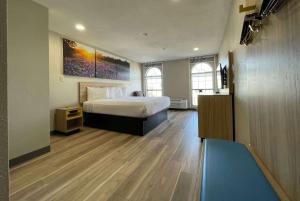 Business King Room - Non-Smoking room in Days Inn by Wyndham San Antonio Northwest/Seaworld