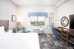 King Room with Roll-In Shower - Mobility Access room in Hampton Inn & Suites by Hilton Rochester Downtown
