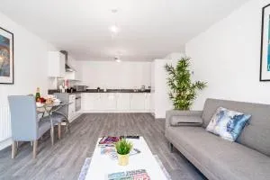 Luxury Apartment - Twin Beds - Selly Oak - Off-street Parking - Free Netflix & Wifi - Top Rated 9CC - Longbridge