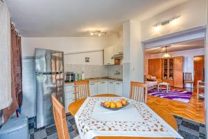 Apartment Cerin with Balcony 