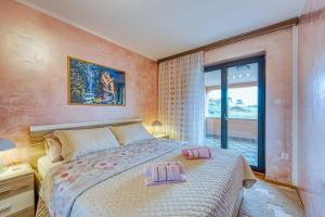 Apartment Cerin with Balcony